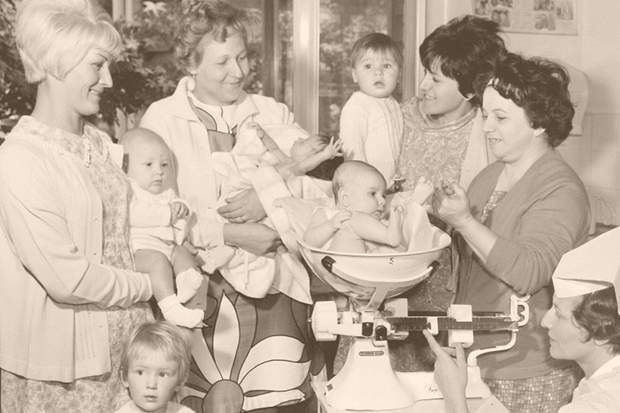 Mothers with babies weigh in. Circa 1960s. Courtesy of the Queen Elizabeth Centre.